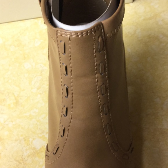 St John’s Bay Gigi Camel Ankle Boots w 2 “ Heel - Picture 6 of 8